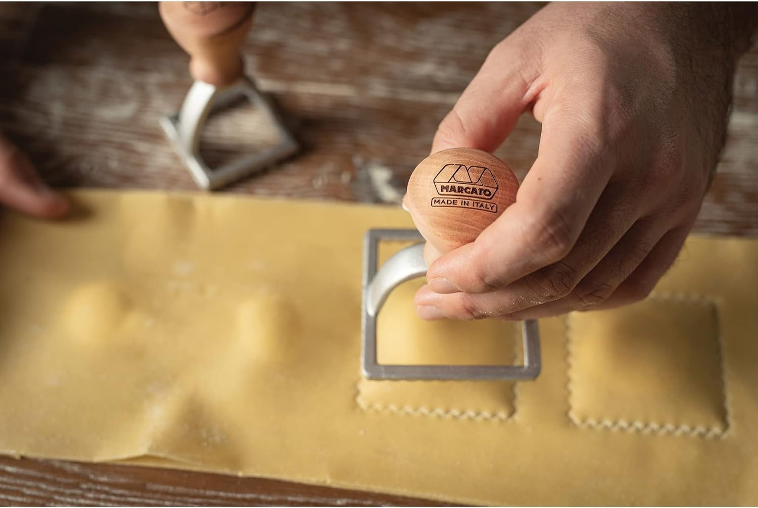 MARCATO Formă de ravioli și fursecuri, Aparat de ravioli, Forme de fursecuri, Lemn masiv și aluminiu turnat, Fabricat în Italia, Ștampilă pătrată de 58 mm