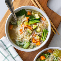 Supă clară cu tăiței instant din sticlă MAMA – Mâncare delicioasă și rapidă cu arome orientale – Bucătărie thailandeză autentică – 30 x 40 g