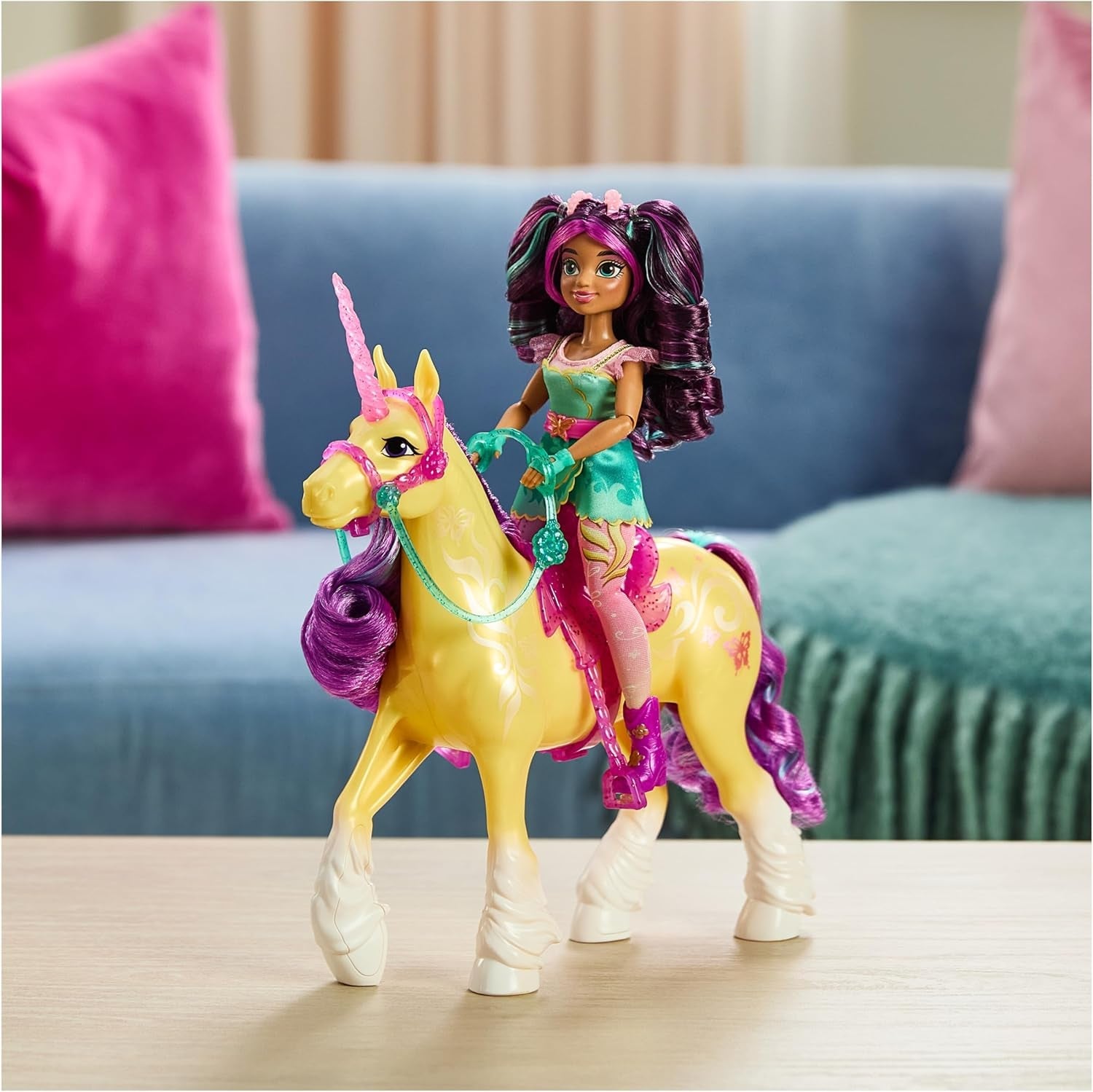 Unicorn Academy Einhorn Leaf - 28 cm groß, Original-Einhorn von Ava zur Netflix-Serie, mit echter Mähne und Schweif, abnehmbarem Zaumzeug und Sattel sowie Bürste, für Kinder ab 4 Jahren