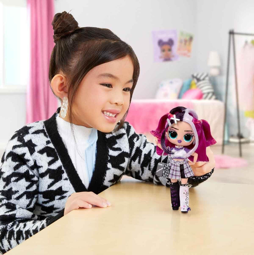 LOL Surprise! Păpușă la modă pentru preadolescenti, seria 4 - Jenny Rox - Despachetează 15 surprize și accesorii fabuloase - Cadou excelent pentru copii cu vârsta de 4 ani și peste