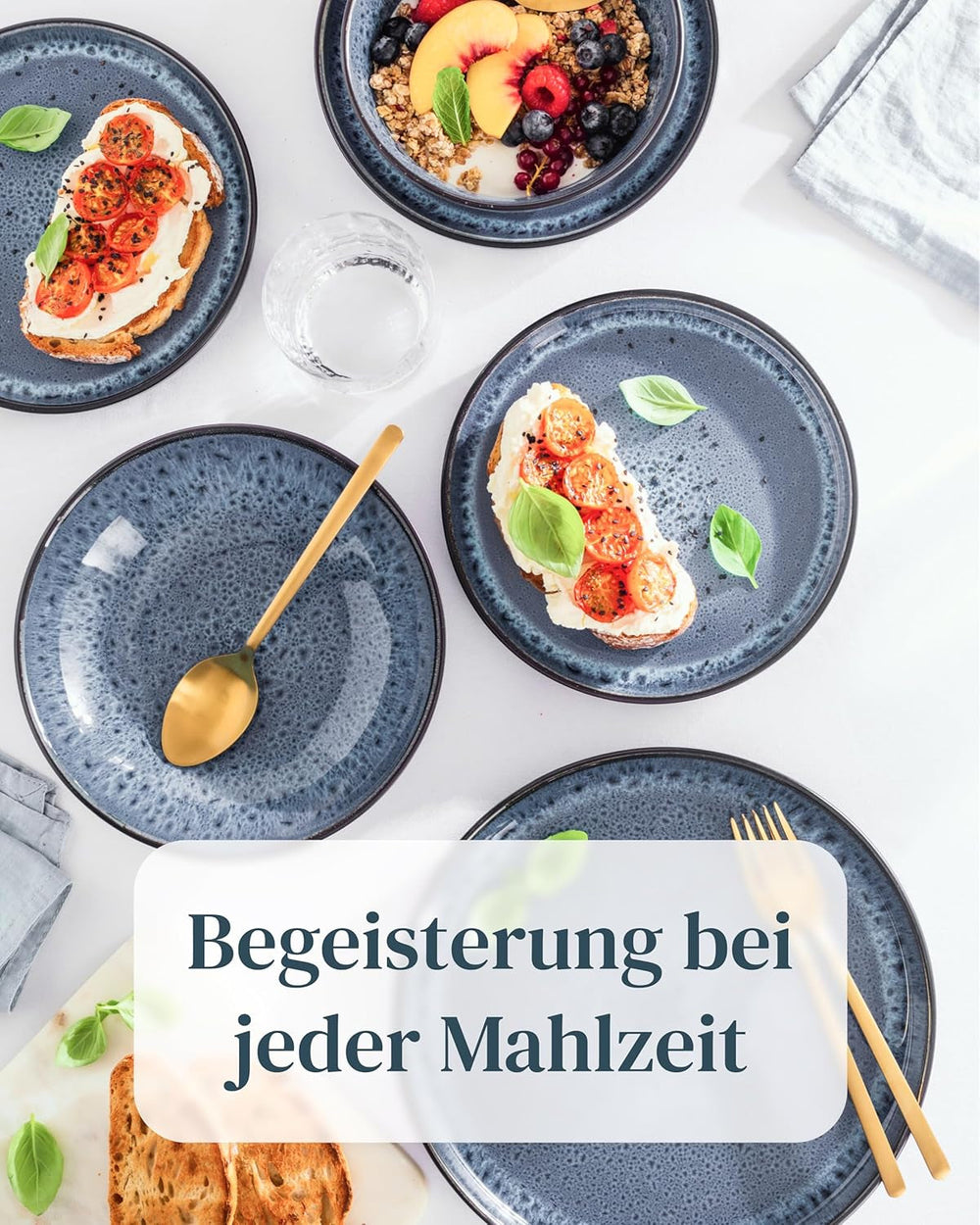 Set de veselă din gresie ceramică, format din 18 piese, pentru 6 persoane, design Ibiza, CÂȘTIGĂTOR AL TESTULUI. Un set de veselă mediteranean superb, din gresie ceramică, inclusiv boluri și farfurii. Set de veselă Pure Living în albastru fumuriu.
