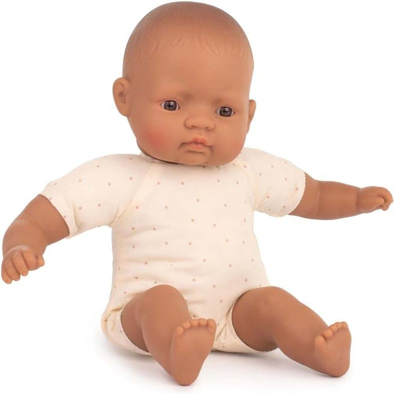 Păpuși Miniland: Păpușă latino-americană, 32 cm, cu corp din pânză moale, în cutie cadou