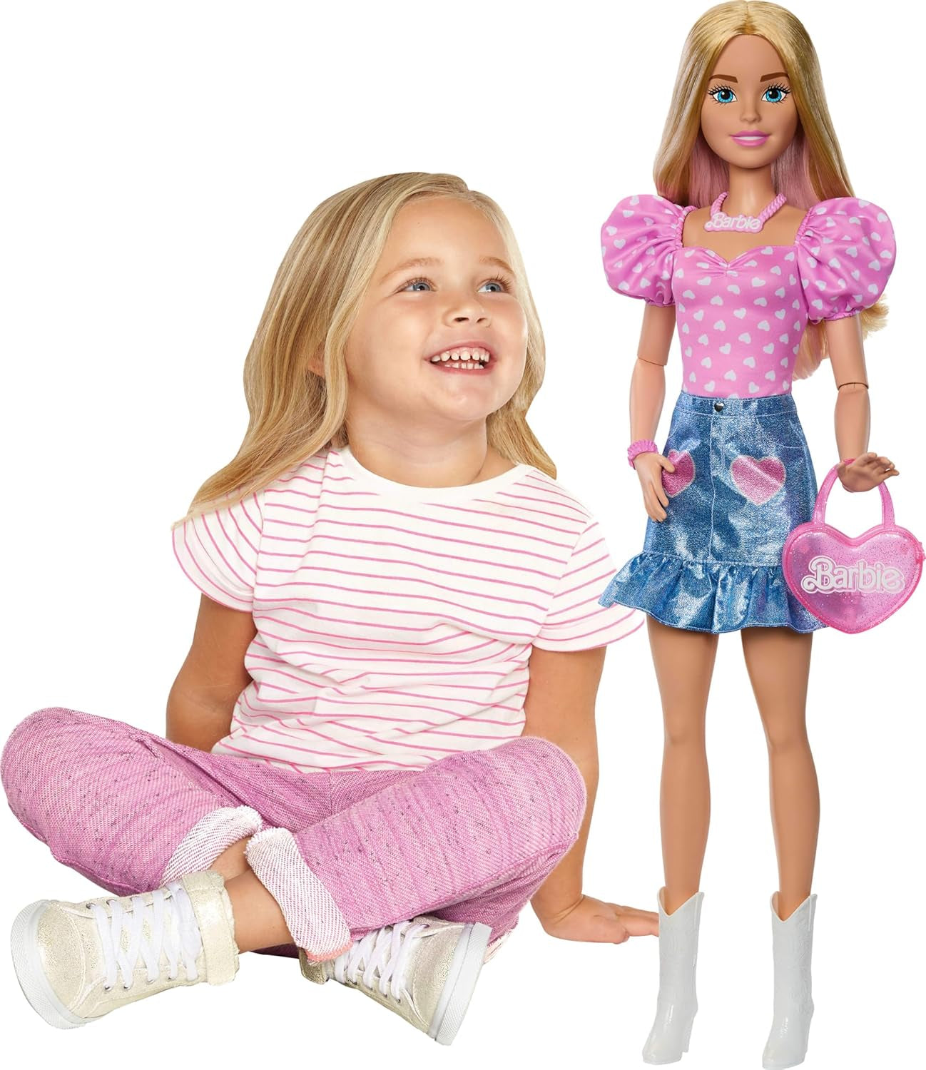 Păpușă Barbie la modă, blondă, 71 cm, cu haine detașabile, top roz, fustă din denim și cizme de cowboy, colier și geantă de mână, HYT84
