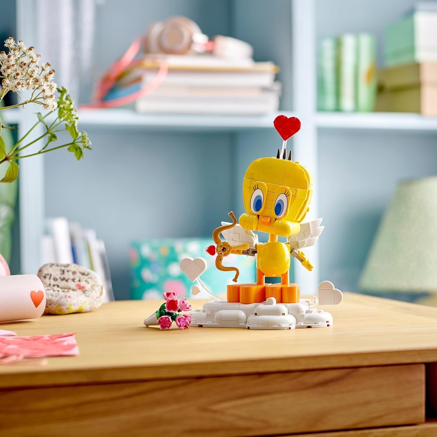 LEGO Looney Tunes Liebesbote Tweety - Modellbau zu Looney Tunes mit Zubehör - Blumenstrauß, Herz, Amor-Bogen & Wolkenständer - Kreatives Geschenk für Mädchen & Teenager ab 12 Jahren - 40824