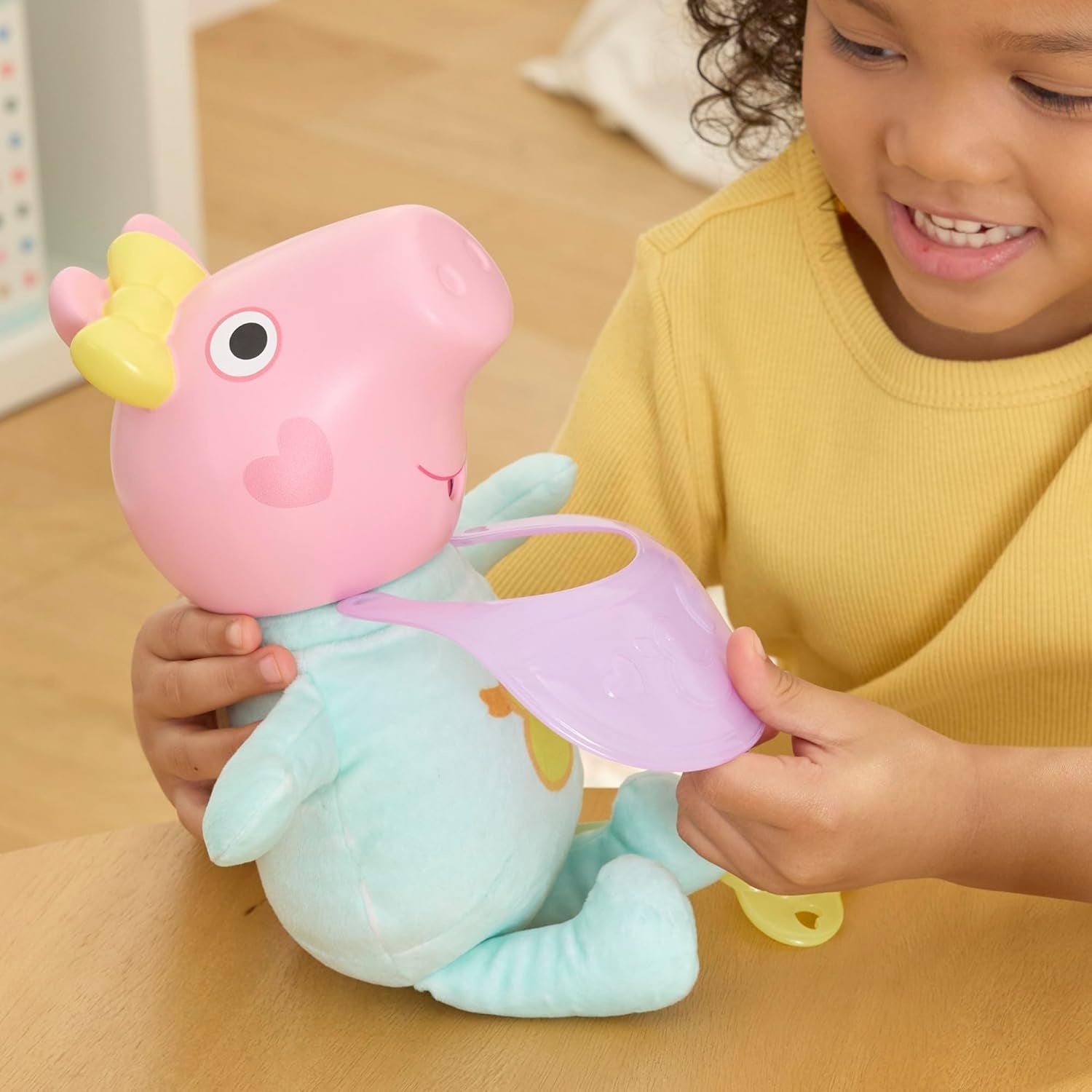 Peppa Pig Grunz und Kuschel Evie interaktive Babypuppe, 28 cm große Puppe für Mädchen mit 20 Geräuschen und vielen Funktionen, Spielzeug-Set für Kinder ab 3 Jahren