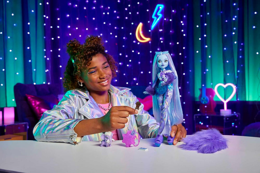 Monster High Abbey Bominable Yeti cu animal de companie Mammoth și accesorii - Aspect înfricoșător de fulg de zăpadă pentru copii cu vârsta de 4 ani și peste, HNF64
