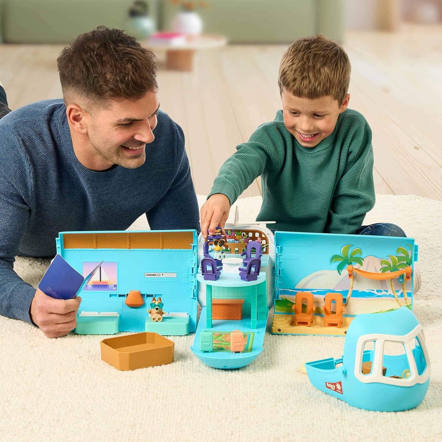 BlueY 3-in-1 Flugzeug-Spielset zum Ausklappen; Verwandlung von Flugzeug in Hotelresort & Boot! 70 cm breites Urlaubsresort-Spielset; 25+ Geräusche; 15 Spielzeugteile; 2 Exklusive Figuren Bingo