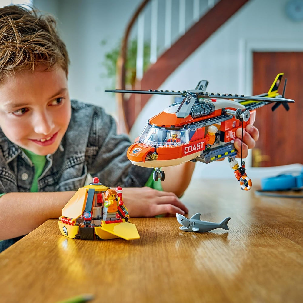 LEGO City Hubschrauber der Küstenwache - Spielzeug Einsatzfahrzeug - Modellbau mit Schiebetüren, Winde, 4 Minifiguren und Hai Figur - Geburtstagsgeschenk für Jungen ab 7 Jahren - 60503