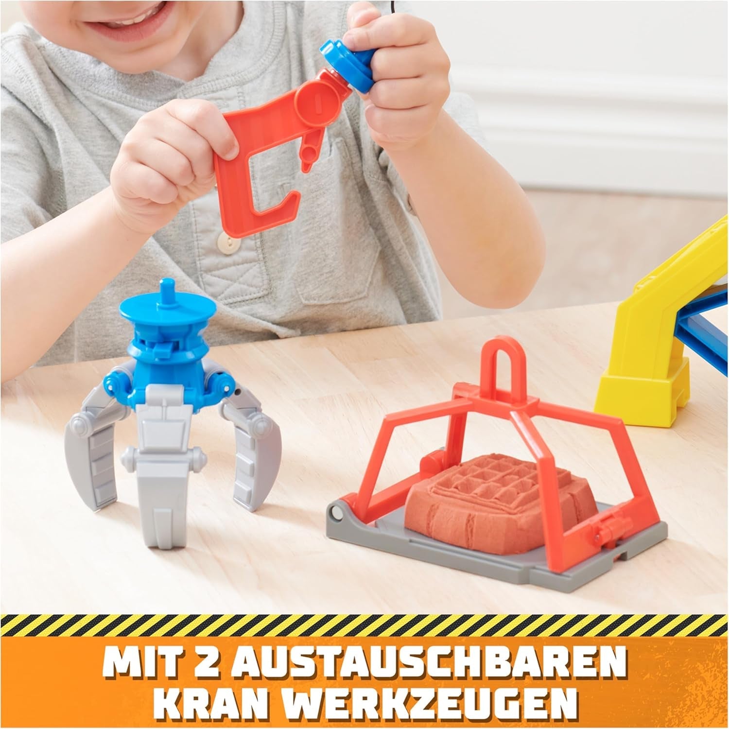 Rubble & Crew - Kran-Spielset Baupfoten Hof 68 cm, mit Rubble-Figur, Planierraupen-Fahrzeug und 340 g Build-it Kinetic Sand, Licht und Sound, ab 3 Jahren