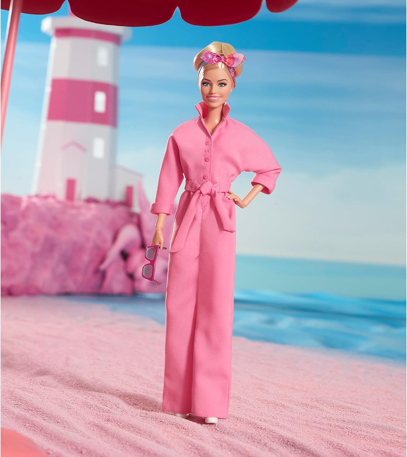 BARBIE THE MOVIE Margot Robbie - Puppe mit Kaugummi-Rosa Jumpsuit, Messy Updo, Sonnenbrille, Kopftuch, Wedge-Sneakers, Sammlerverpackung, für Kinder ab 3 Jahren, HRF29