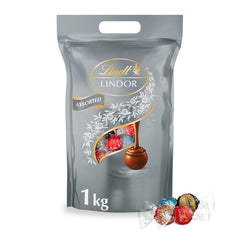 Lindt Chocolate | Pungă asortată LINDOR argintie | Pungă de 1 kg | 80 de bile de ciocolată care se topesc în gură în lapte, 70%, arome de caramel sărat și ciocolată dublă | Cadou de ciocolată de împărțit