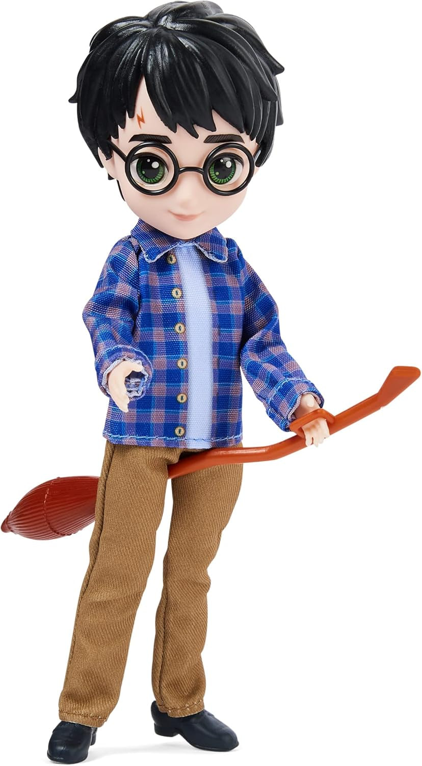 Wizarding World Harry Potter - Geschenkset mit 20,3 cm großer Harry Potter Puppe inklusive Besen, Tarnumhang und weiterem Zubehörteilen