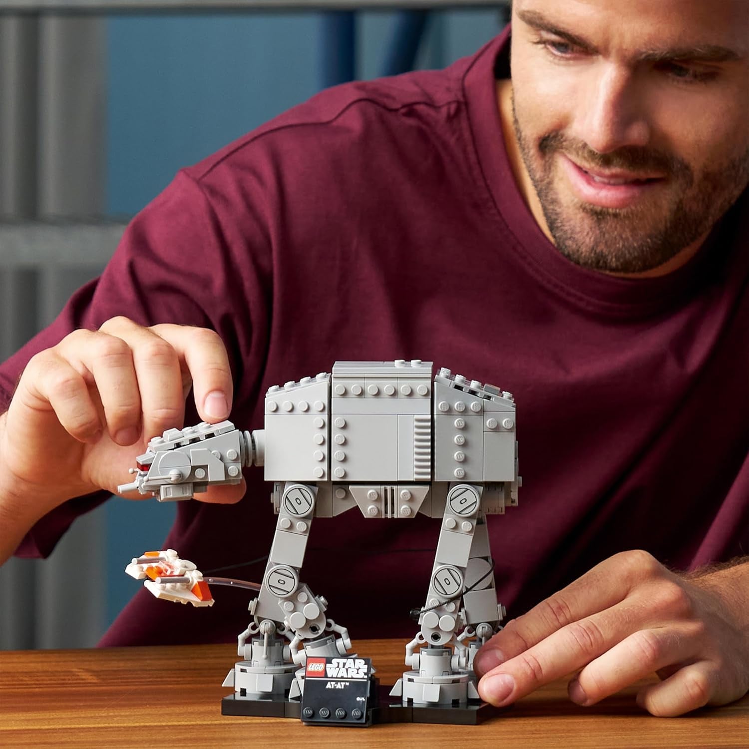 LEGO Star Wars 75440 AT-AT - Modellbau Set für Erwachsene - Mit Snowspeeder, Ständer & Namensschild - DIY Deko fürs Regal - Geschenk zum Vatertag für Fans von Das Imperium schlägt zurück