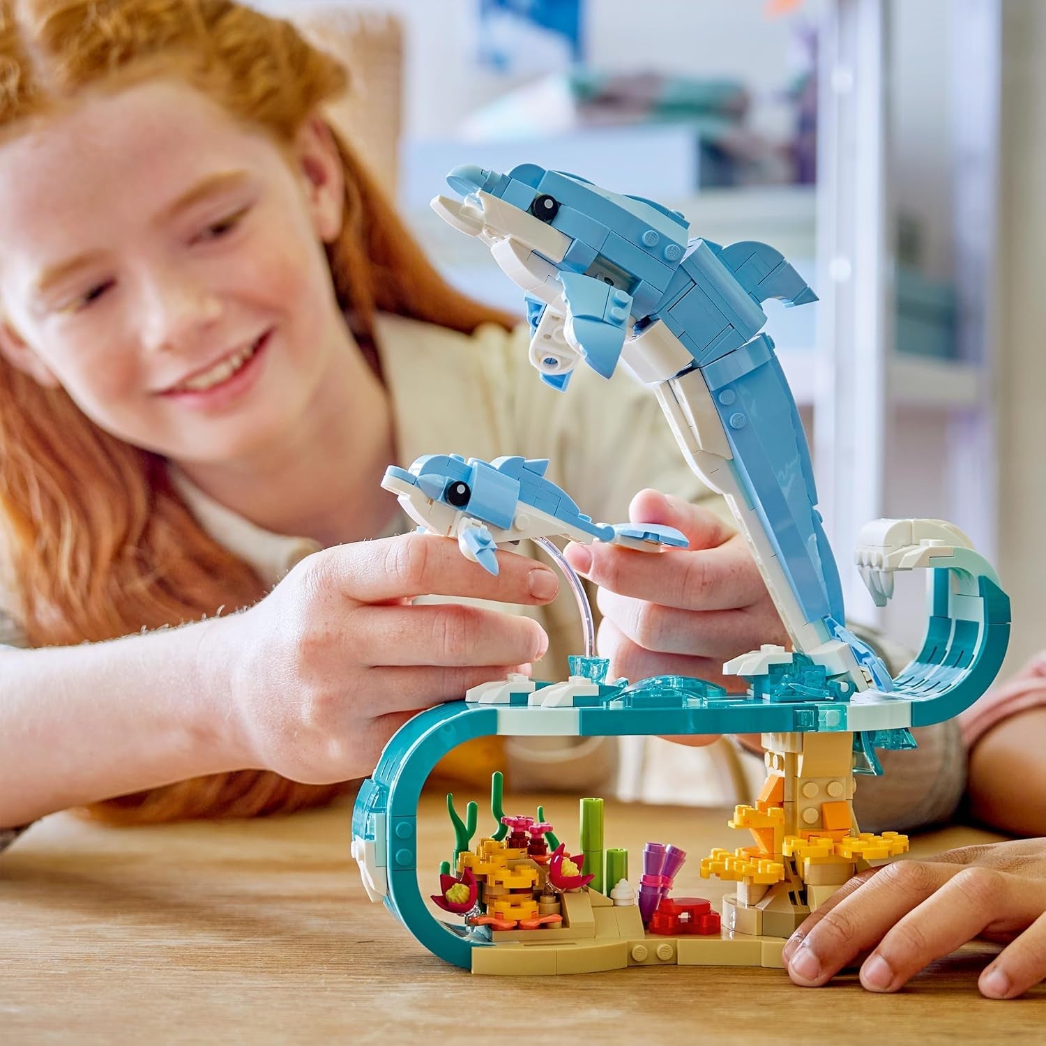 LEGO Creator 3-in-1-Set Meerestiere: Wunderschöne Delfine - Tierfiguren - Set mit 3 Optionen: Delfine, Seepferdchen & Krabbe - Spielzeug für Kinder ab 9 Jahren - Geschenk für Mädchen & Jungen - 31385