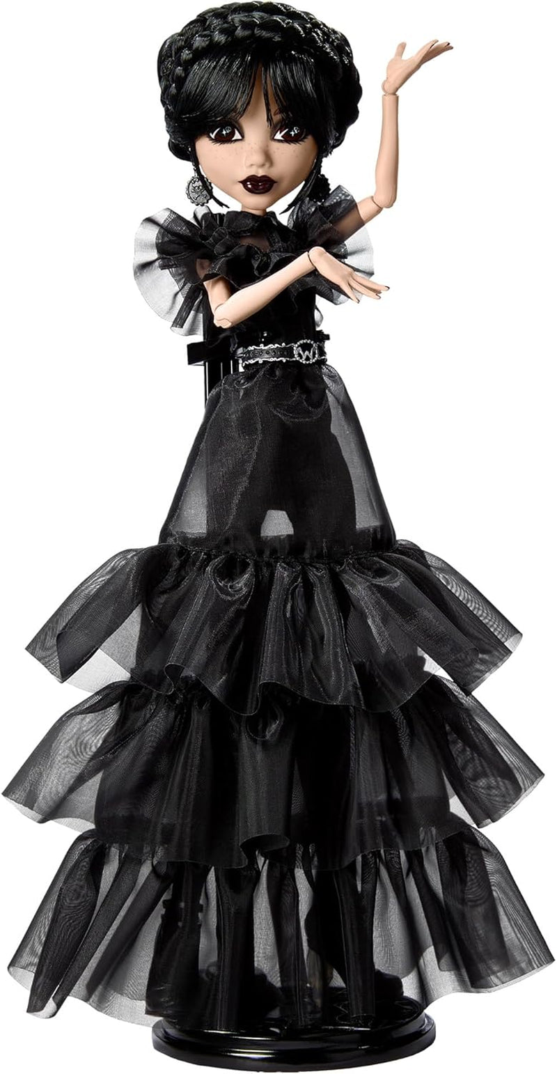 Păpușa Monster High Wednesday, figurină de colecție Rave'N Wednesday în rochie gotică neagră, inspirată de scena dansului, accesorii premium și suport pentru păpuși, HXJ03
