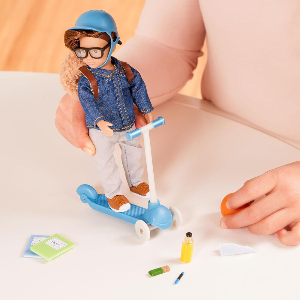 Lori - Thomas' Rollerset - Mini Junge Puppe & Roller Spielset - 15 cm große Puppe mit Fahrzeug und Zubehör - Kleidung, Helm, Ball, Rucksack - Spielzeug für Kinder - 3 Jahre +