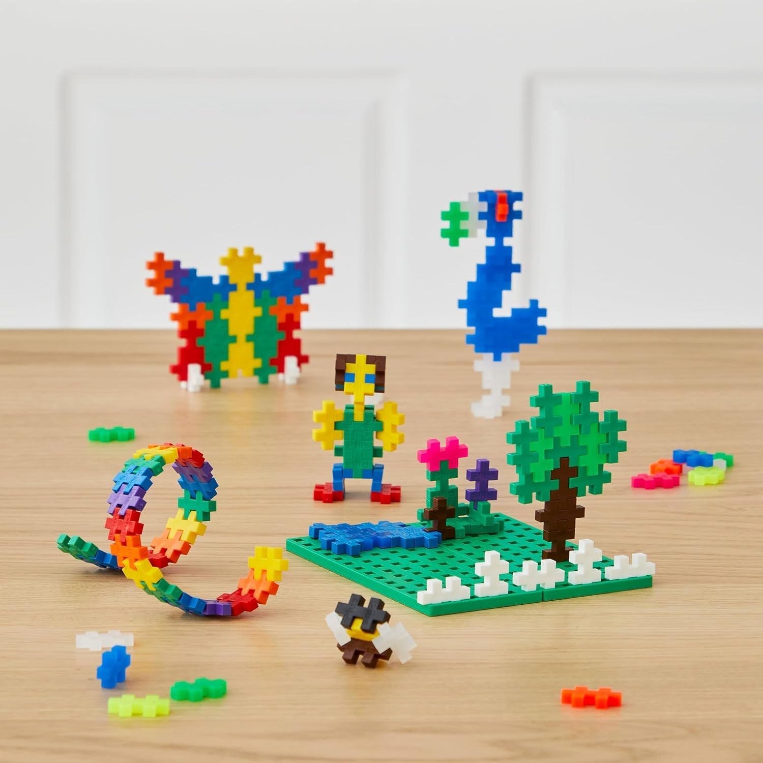 Plus-Plus 9607002 Geniales Konstruktionsspielzeug, Basic, Bausteine-Set in praktischer Metall-Box mit Henkel, 600 Teile, bunt