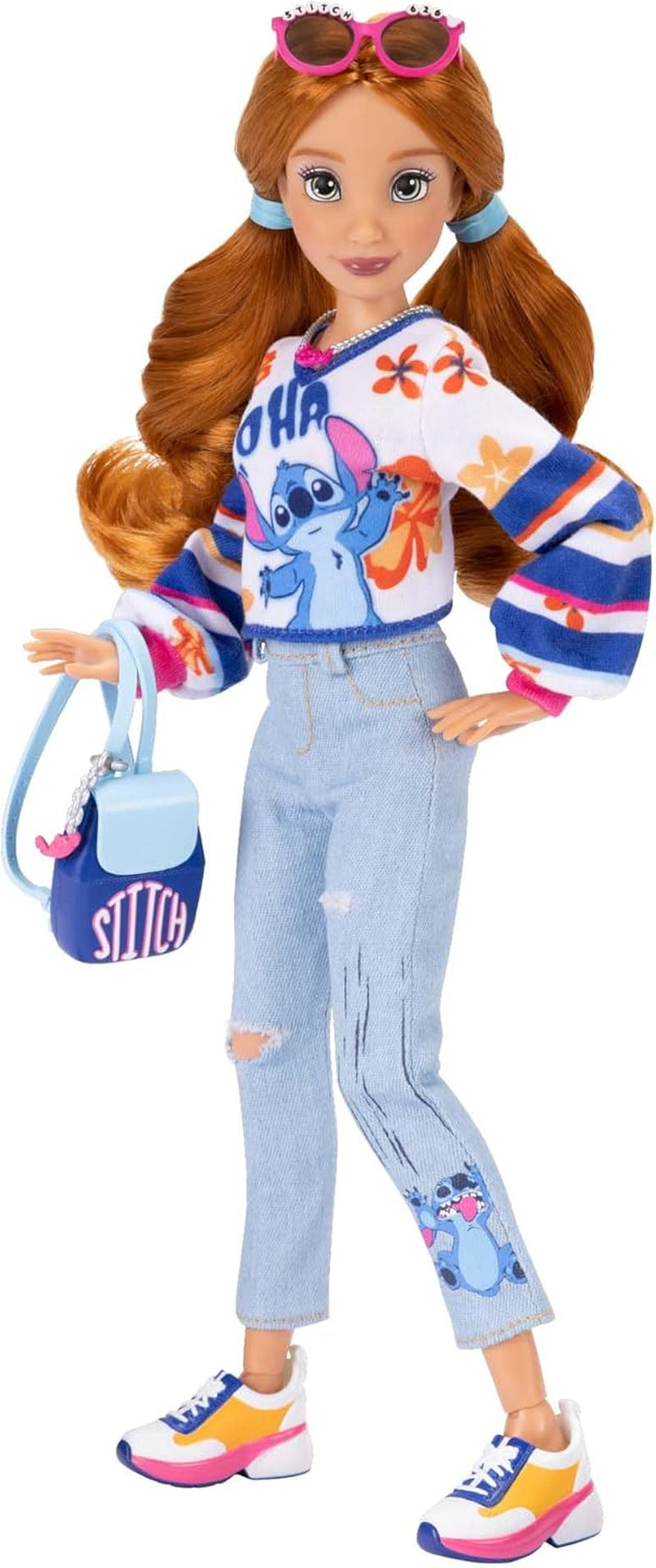 Păpuși la modă Disney ILY 4EVER Stitch cu păr roșu, 29 cm înălțime, cu 13 puncte de articulație, două ținute complete mix-and-match și un inel strălucitor cu Mickey pentru tine!