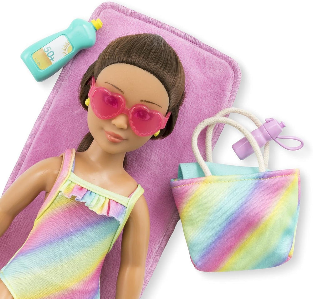 Corolle Girls Luna Beach Set, Ankleidepuppe im süßen Beach Outfit und 5 Teile, Vanilleduft, 28cm, ab 4 Jahre