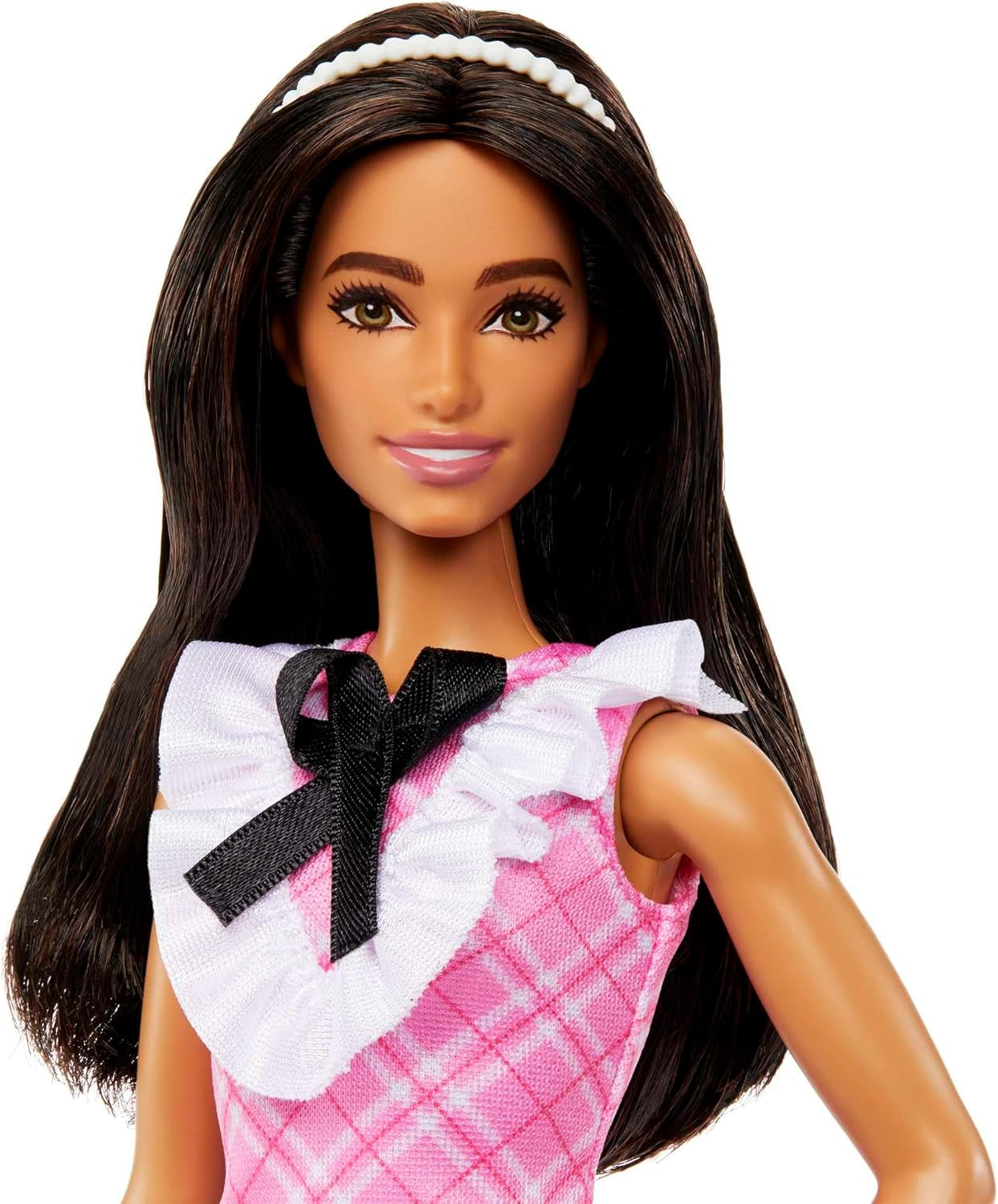 Barbie Fashionistas - Sportliche Puppe mit schwarzem Haar und perlenähnlichem Haarreifen, trägt rosafarbenes Karokleid mit schwarzer Schleife und gerüschtem Kragen, für Kinder ab 3 Jahren, HJT06