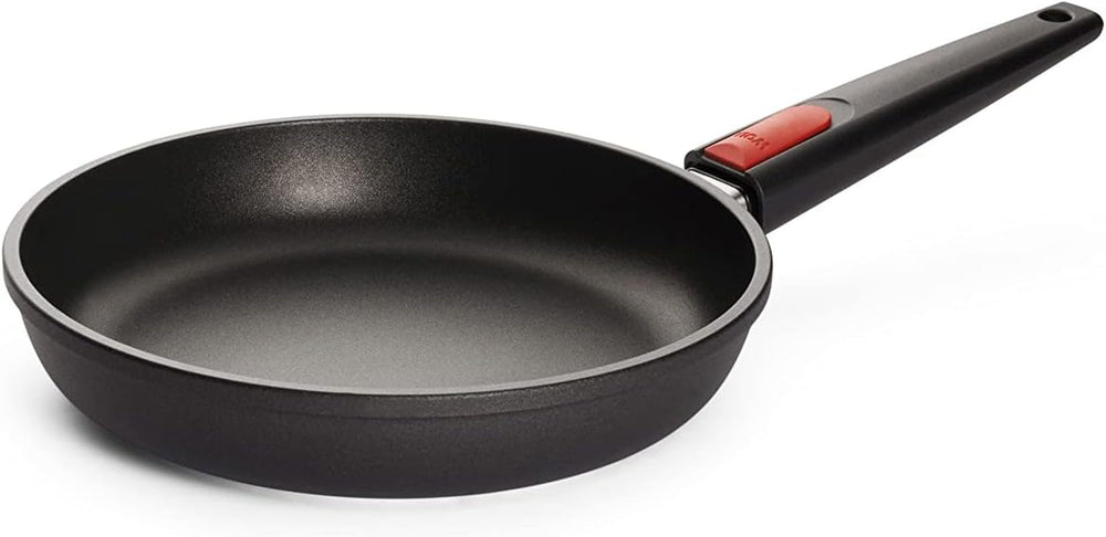 Woll Nowo Titanium tigaie plată - Inducție, 5 Cm înălțime, mâner detașabil - pentru toate tipurile de plită, Aluminiu turnat, acoperire antiaderentă Oale si Tigai Naty Shop 24 Cm