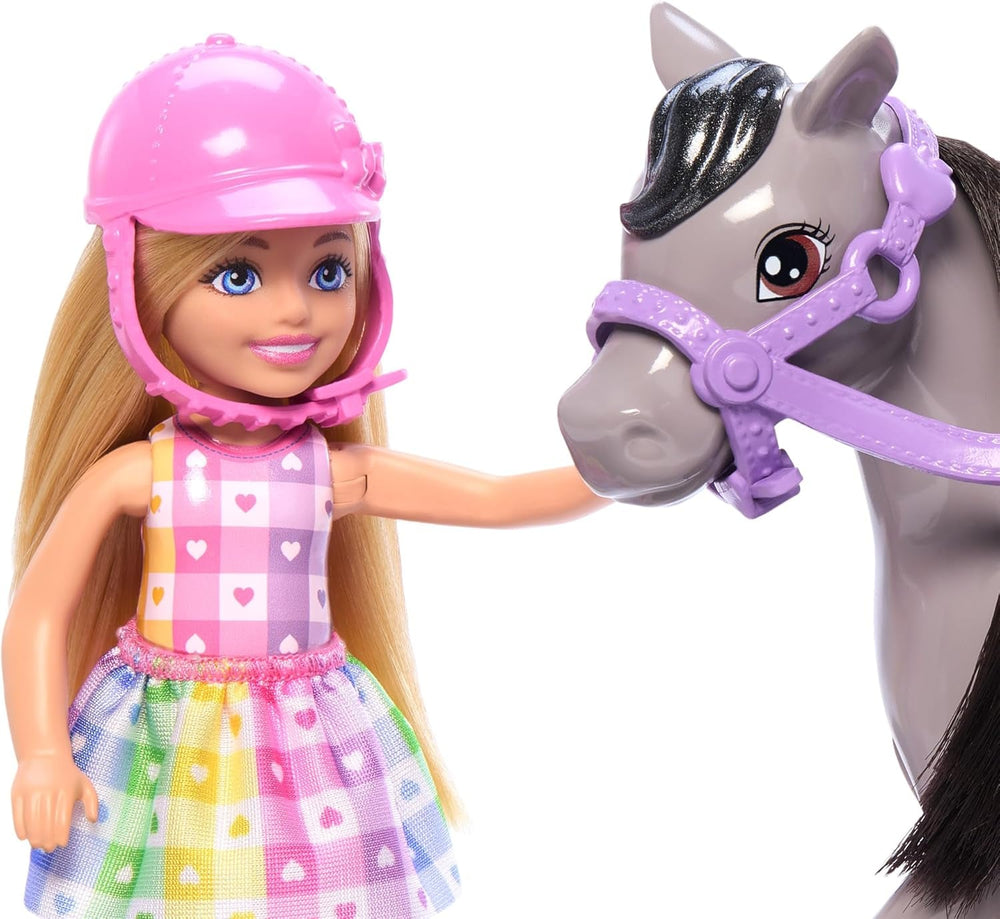Barbie Chelsea und Pony Puppe und Pony - Aufsatteln zur Spielzeit für sicheres Sitzen auf dem Pferd, rosa Sattel und Steigbügeln, inklusive Helm und süßem Karo-Kleid, für Kinder ab 3 Jahren, HTK29