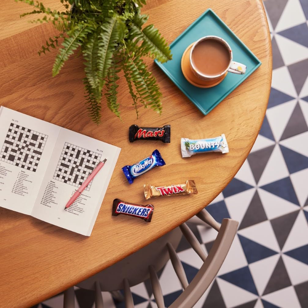 Pachet mixt de mini ciocolată, 71 de mini gustări de ciocolată (Mars, Snickers, Bounty, Twix, Milky Way) sub formă de dulciuri, ideale pentru o seară de fotbal american (1400g)