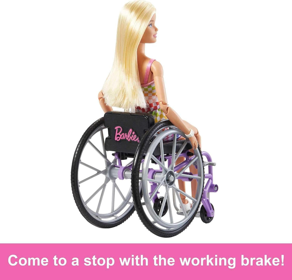 Păpușă Barbie Fashionista, scaun cu rotile cu păr blond și salopetă curcubeu, scaun cu rotile și rampă incluse, cadou de păpușă pentru copii, jucărie pentru vârsta de 3 ani și peste, HJT13