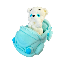 Decoratiune comestibila din pasta de zahar, Ursulet alb cu masina bleu Decoratiuni din Pasta de Zahar Naty Shop