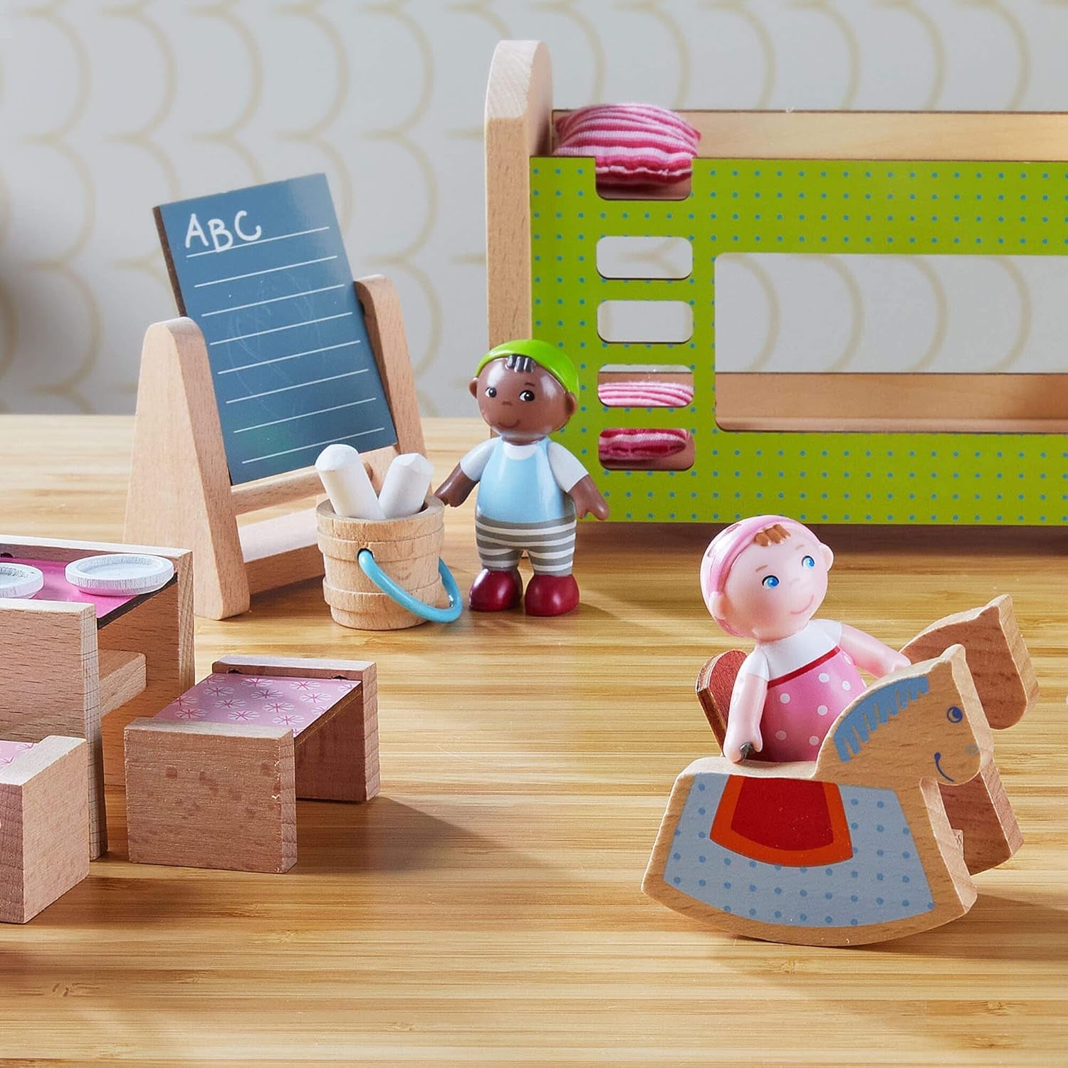 HABA 306696 - Set de joacă Little Friends Family Time, accesorii pentru păpușă flexibilă, vârste 3+