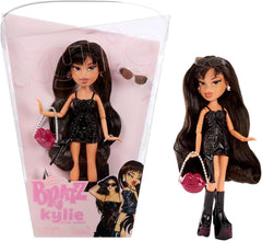 Bratz x Kylie Jenner - Day Modepuppe - Sammlerpuppe mit Tagesoutfit, Accessoires und Poster - Für Kinder und Sammler ab 6 Jahren, Veganes Lackleder