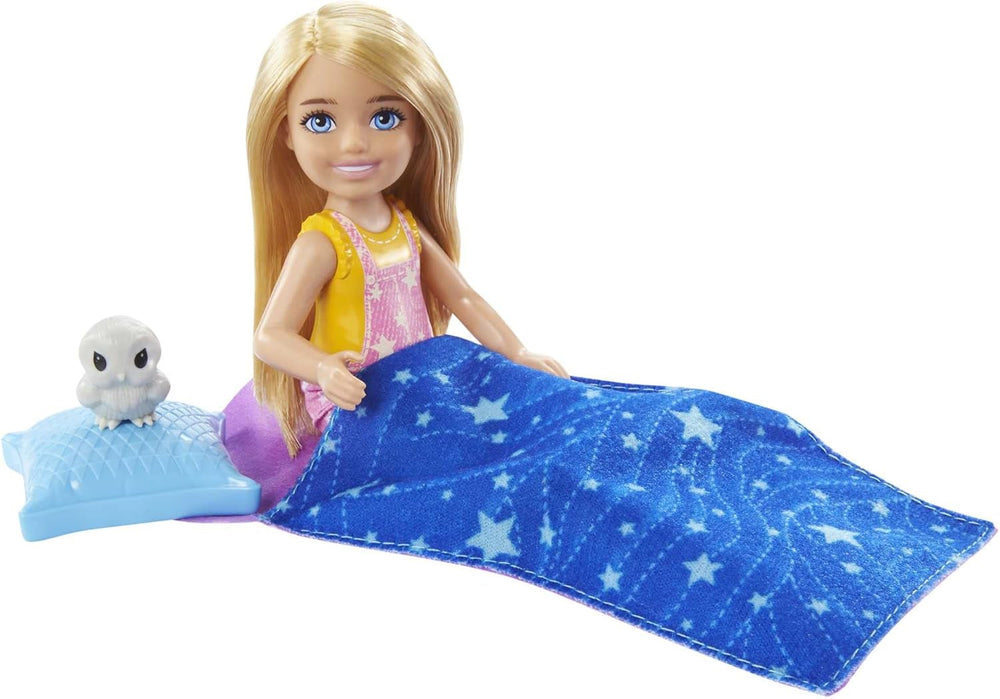 Barbie Chelsea Serie, Chelsea Camping Puppe mit blonden Haaren, Haustier Eule, Schlafsack, Kissen, Laterne, Fernglas, Camping Zubehör, Geschenk für Kinder, Spielzeug ab 3 Jahre, HDF77