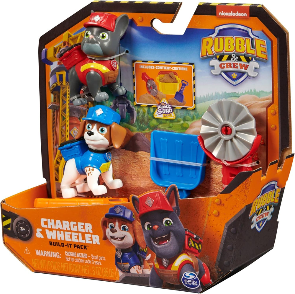 Rubble & Crew – Actionfiguren-Set mit Charger & Wheeler Hundefiguren, 2 Bauspielzeugen und 85g Kinetic Sand Build-it-Sand, Spielzeug geeignet für Kinder ab 3 Jahren