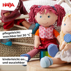 Păpușa HABA Lilli-Lou – Păpușă moale din pânză de la 18 luni – 30 cm cu haine și păr – Tovarășă de joacă ideală pentru copii mici – 1302842001