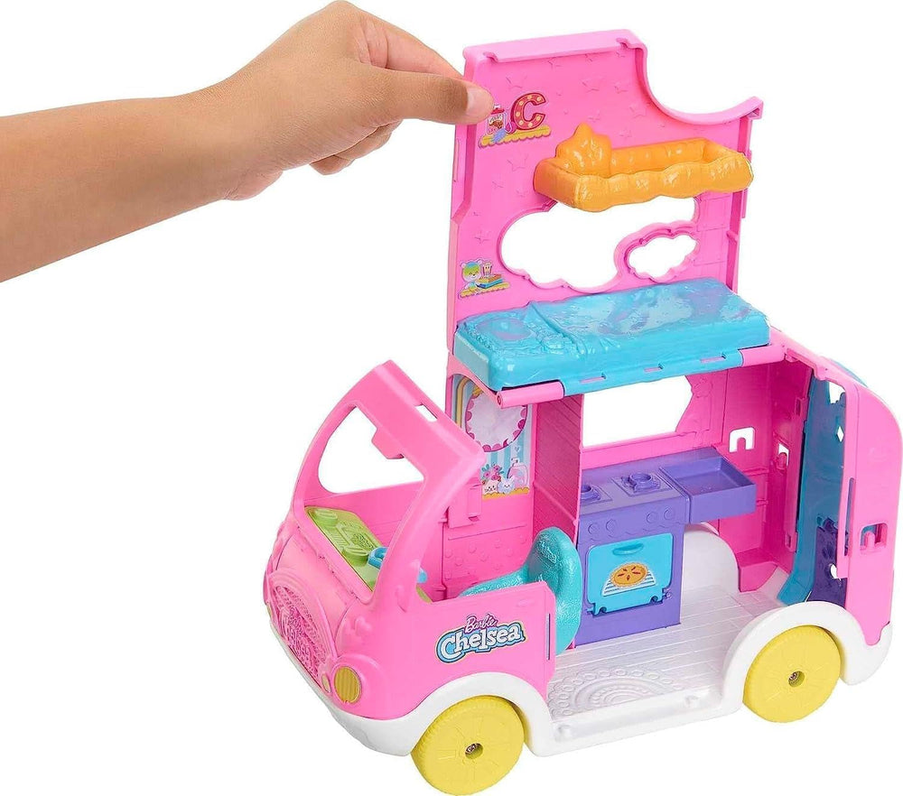 Barbie Chelsea 2-in-1-Camper - Spielzeugfahrzeug mit Pool, Hängematte und Essbereich, für fantasievolles Spielen und Geschichtenerzählen, ab 3 Jahren, HNH90