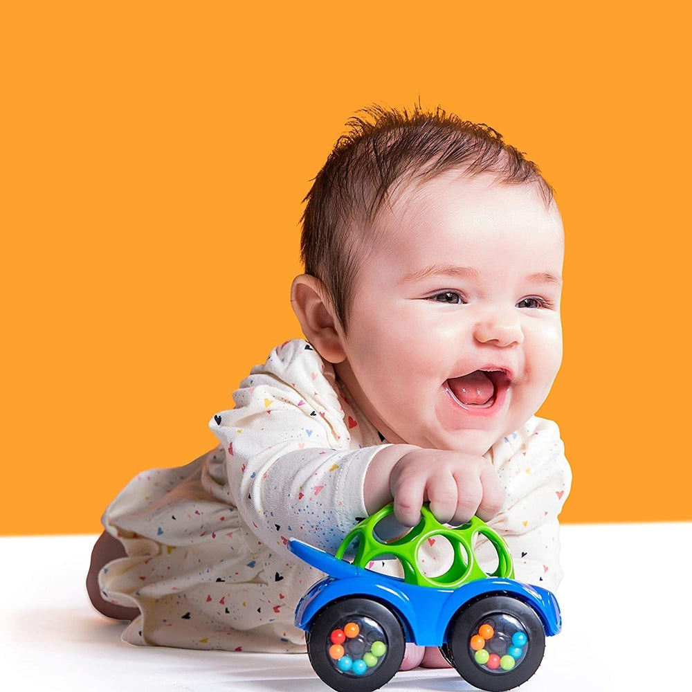 Bright Starts, Oball, mașină de jucărie cu zornăitor, jucărie cu activitate motorie pentru bebeluși și copii mici de la 3 luni, 1 bucată, culoare aleatorie albastru sau roșu Jucarii Bebe Naty Shop