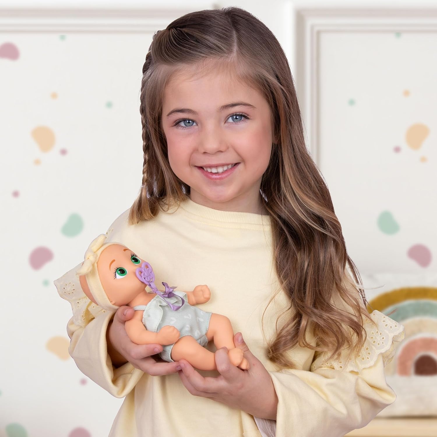 BE LOVED BABIES Minis Adri, in eine Mini-Größe, lebensechte Puppe, weiche Haut und enthält einen Schnuller und eine Flasche, komplett beweglich, Spielzeug für Kinder ab 18 Monaten
