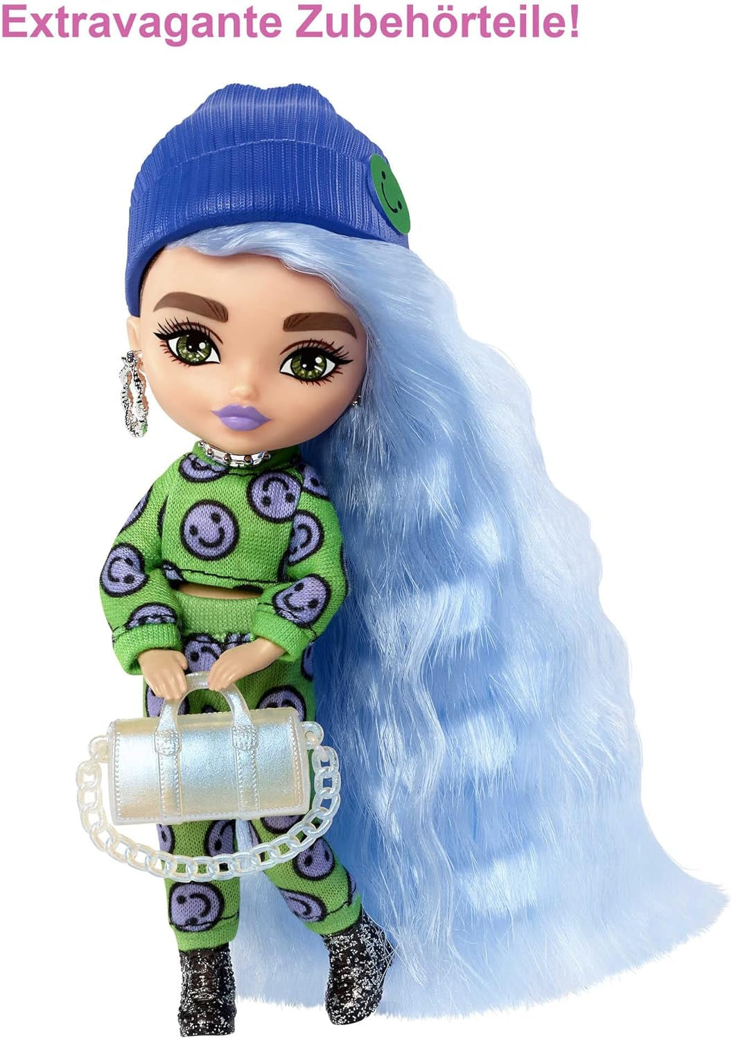 Barbie HGP65 - Extra Minis Puppe (ca 14 cm), trägt 2-teilige Mode mit Emoji-Druck, mit Puppenständer und Zubehör wie Sonnenbrille und Geldbörse, Puppen Spielzeug für Kinder ab 3 Jahren