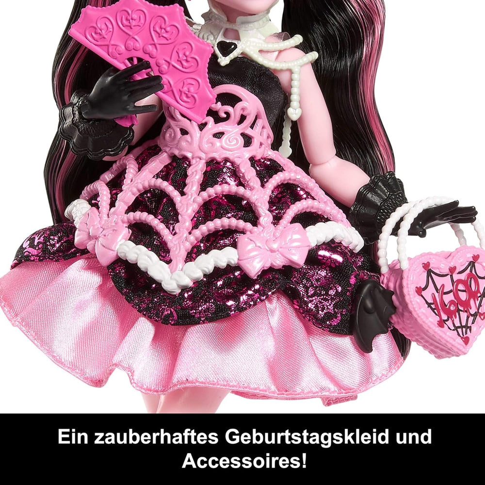 Monster High Scary Sweet Birthday-Puppe, Draculaura im rosa Partykleid mit themenbezogenem Zubehör wie Einladung, Luftballon, Geschenk, Fächer und mehr, JBG74