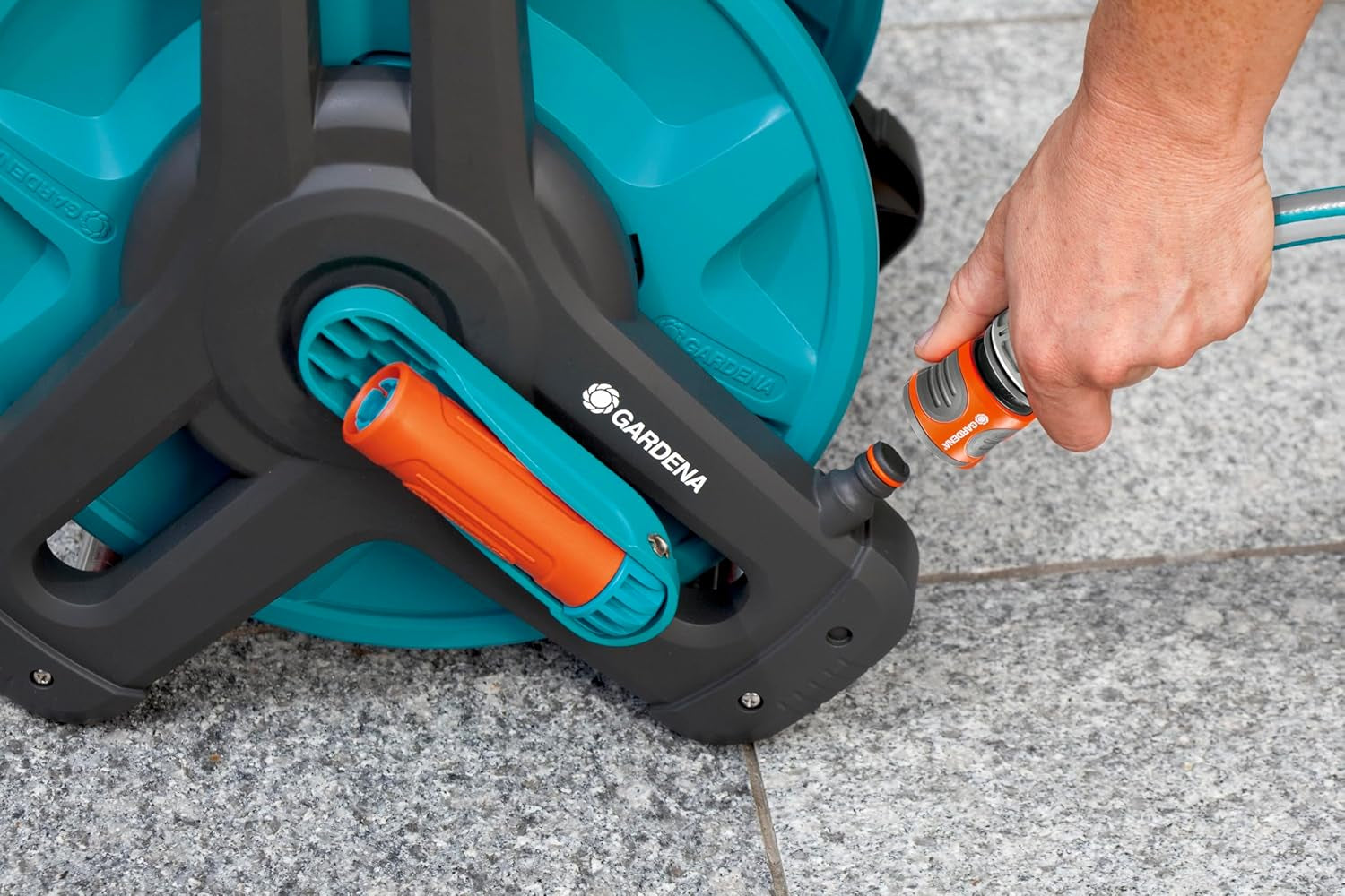 Set rolă furtun Gardena Classic de perete 50: Rolă furtun mobilă, economisitoare de spațiu, montabilă pe perete și detașabilă oricând, cu furtun de 20 m, duză de pulverizare și piese de sistem (8009-20)