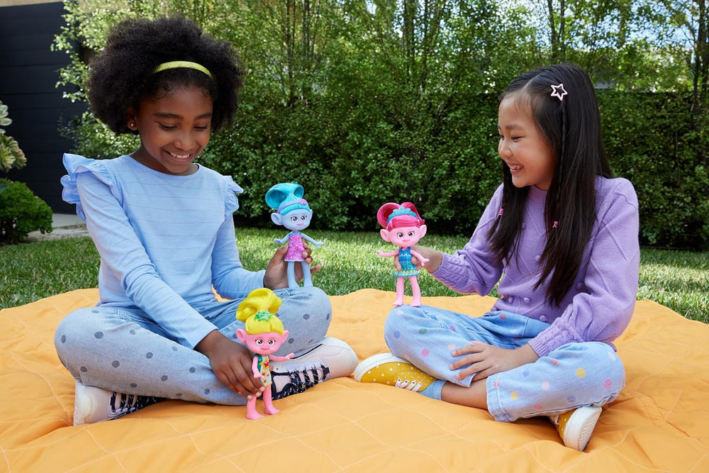 Păpușă Mattel DREAMWORKS TROLLS United We Stand – Surprize Păroase Chenille cu păr albastru strălucitor, bentiță mov, pentru copii cu vârsta de 3 ani și peste, HNF15