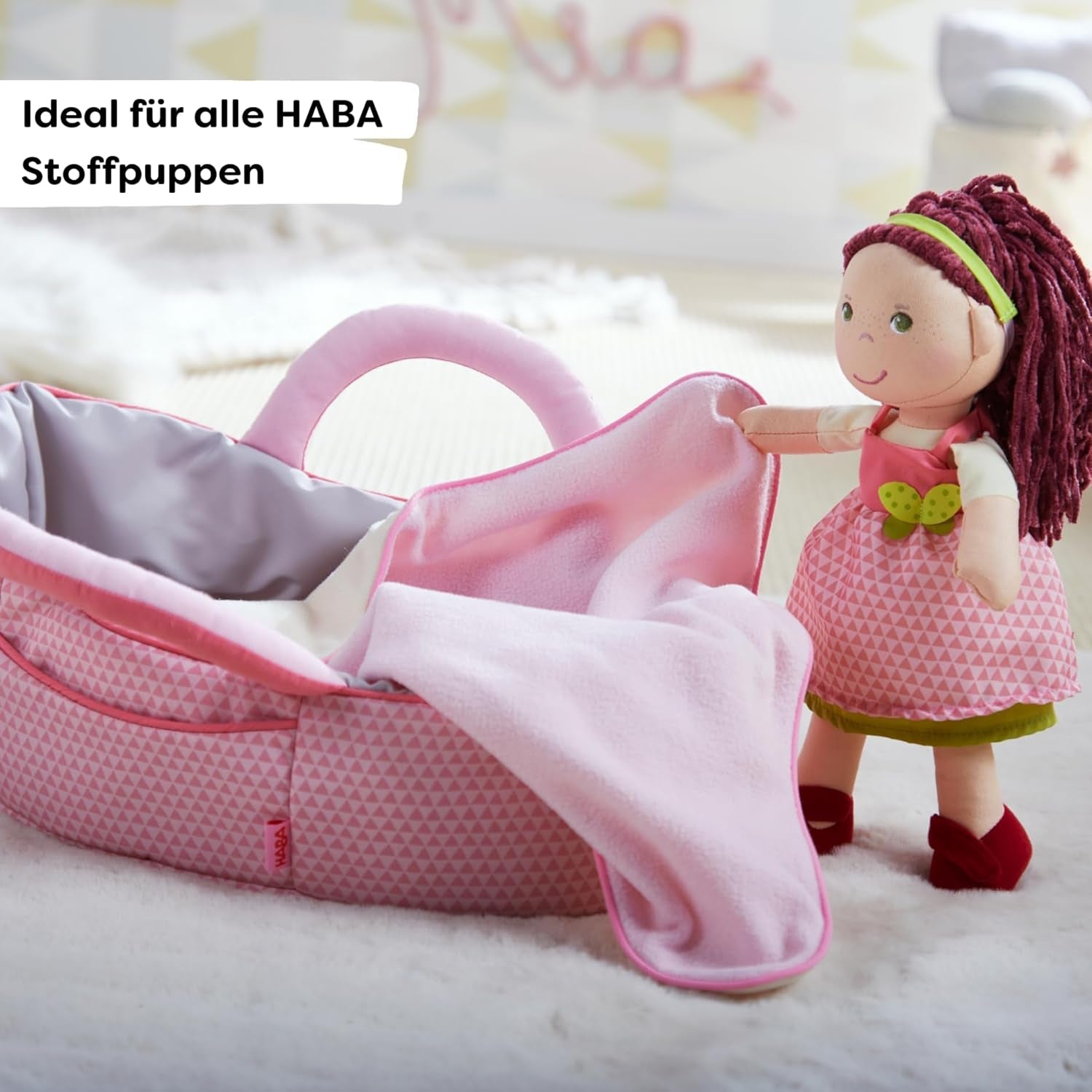 HABA Puppentragetasche Rosarot – Puppenzubehör für Babypuppen & Stoffpuppen, Tragetasche & Puppenbett mit Decke, Spielzeug ab 18 Monaten – 1305072001
