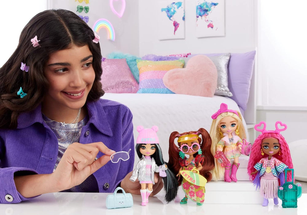 Barbie Extra Minis - Reisepuppe mit Accessoires für einen winterlichen Urlaub, inklusive Puppenständer, für Kinder ab 6 Jahren, HPB20