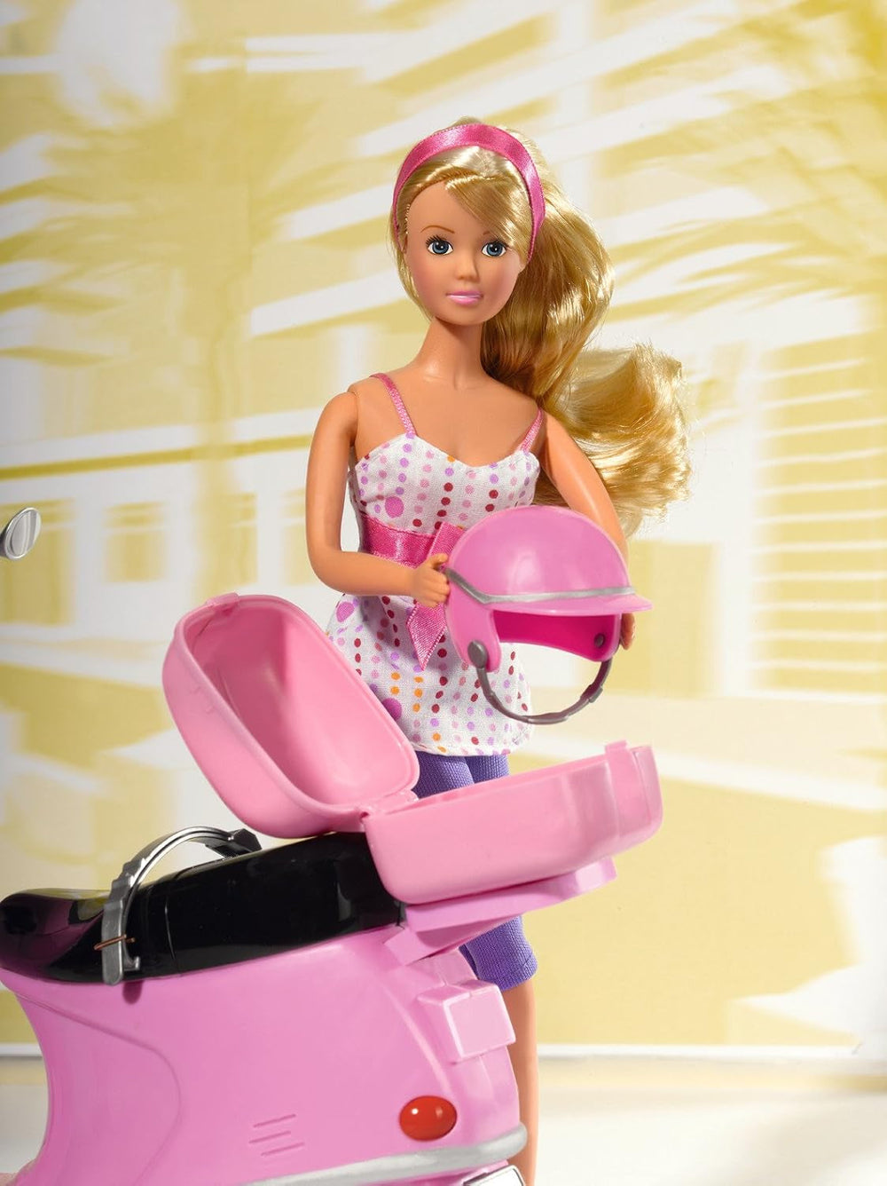 Simba 105730282 - Steffi Love Chic City Scooter, Steffi mit pinkfarbenem Roller, mit Helm und Helmfach, Ankleidepuppe, 29cm, für Kinder ab 3 Jahren