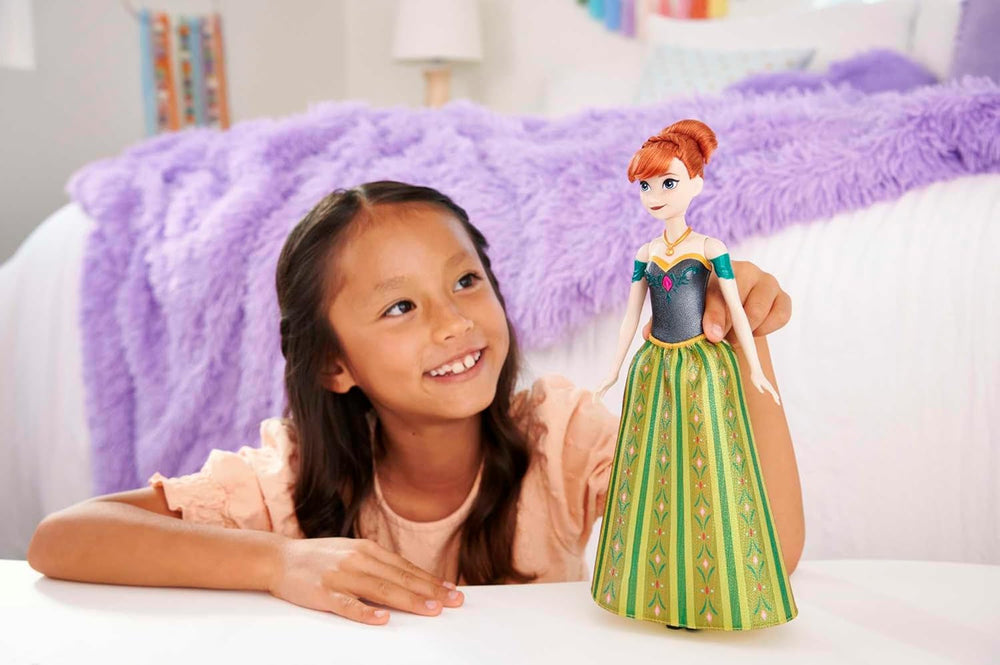Mattel Disney Die Eiskönigin Singende Anna-Puppe - 30-sekündiger Song-Ausschnitt, klassisches Schlossoutfit, abnehmbarer weicher Rock, kämmbare Haare, für Kinder ab 3 Jahren, Deutsche Version, HMG41