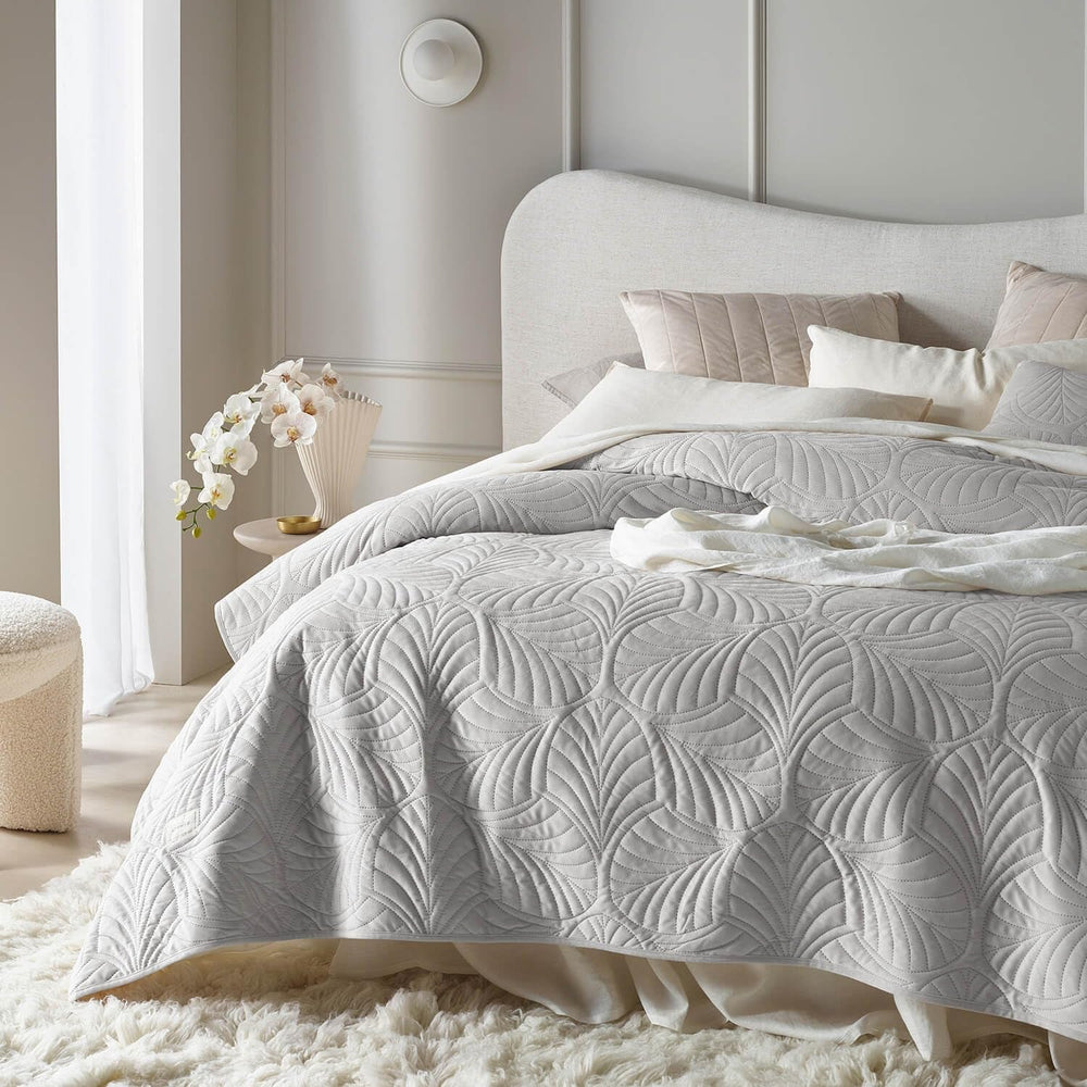 ROOM99 Feel Cuvertură de pat elegantă în bej 220 X 240 Cm Cuvertură de pat versatilă ca cuvertură de pat sau canapea Pătură de aruncare pentru pat și canapea Stil de cuvertură Ideal ca cuvertură de pat Catifea catifea Paturi si Cuverturi Besuche den ROOM99-Store Gri deschis 220X240