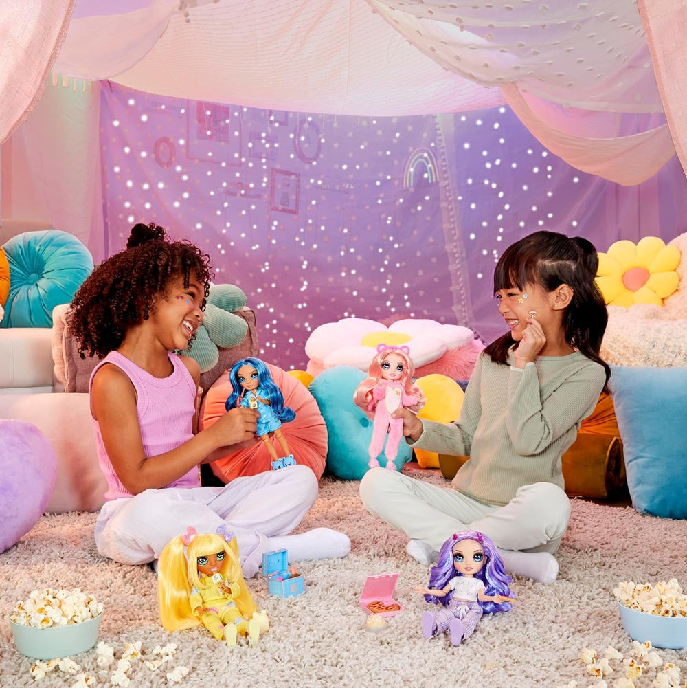 Păpușă Rainbow High Junior High PJ Party - Violet (Mov) - 22 cm cu salopetă moale, papuci și accesorii de joacă - Jucărie pentru copii - Ideală pentru 4-12 ani