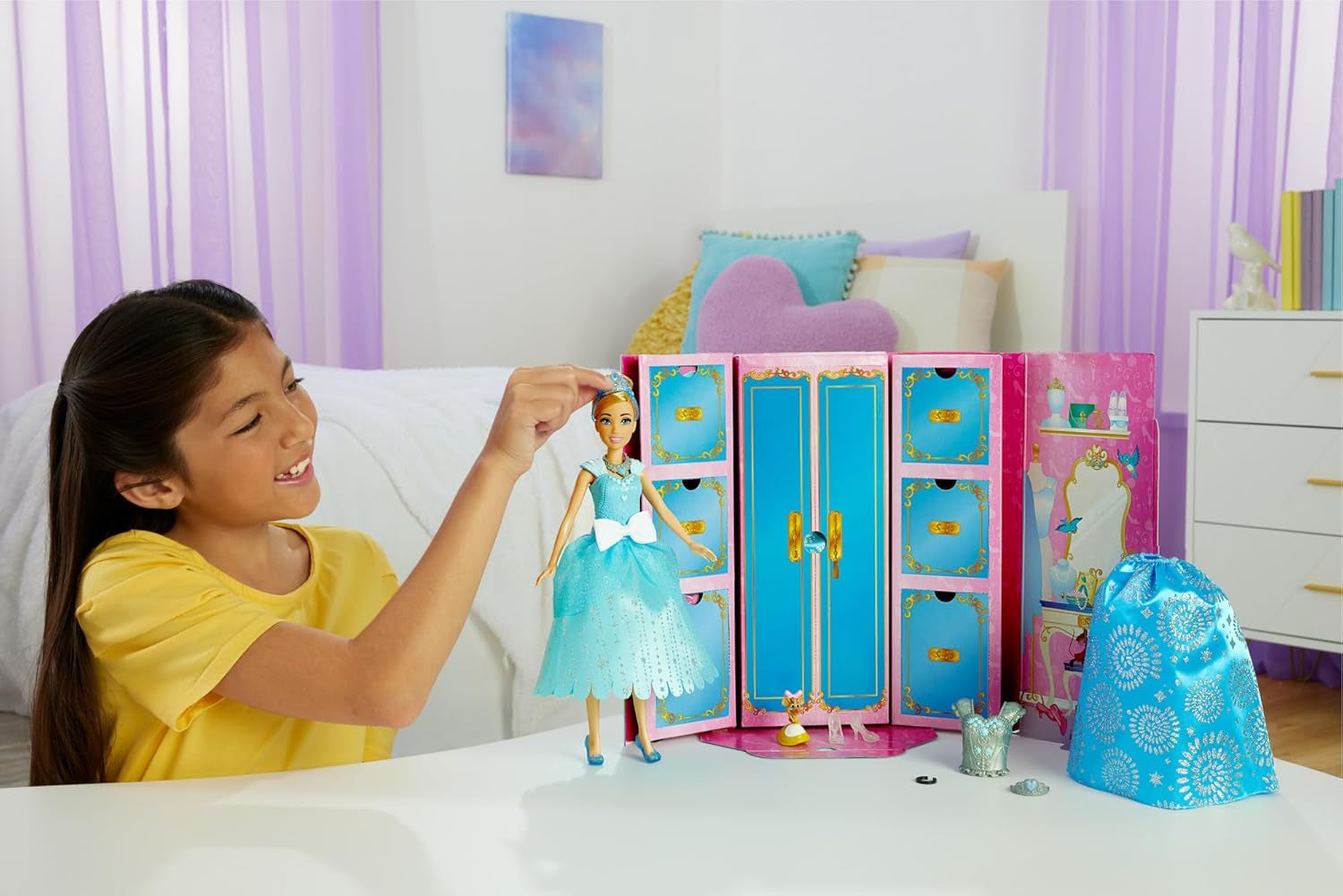 Disney Prinzessin-Spielzeug, Cinderella-Modepuppe mit Freundefigur und 12 geheimen Mode- und Zubehörteilen, inspiriert vom Disney-Film, Geschenke für Kinder
