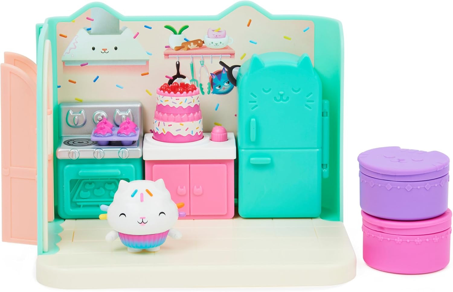 CASA DE PĂPȘI DREAMWORKS A LUI GABBY - Cameră Deluxe, Cofetărie cu Cakey, Bucătărie cu Kuchi (Română: Cakey), 3 piese de mobilier și 2 cutii surpriză cu accesorii, potrivită pentru copii cu vârsta de 3 ani și peste