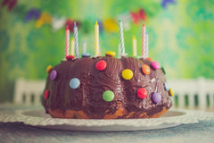 Decorațiuni de linte cu ciocolată RUF Love Chocolate, făcute din ciocolată fină cu lapte, cu un glazură de zahăr crocantă și colorată, 75 g per cutie